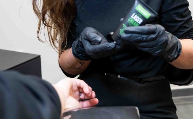 Cómo hacer que un tatuaje se borra más rápido después del láser