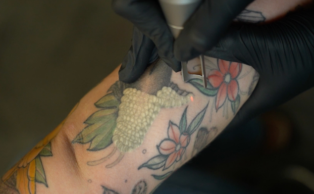 borrar tatuajes a color old school