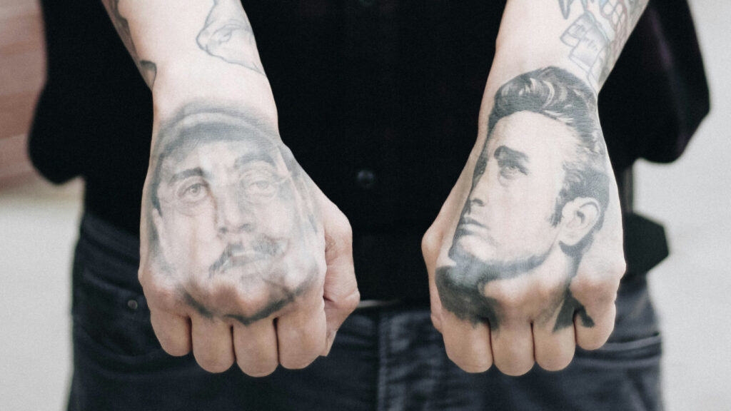 tatuaje realista en las manos