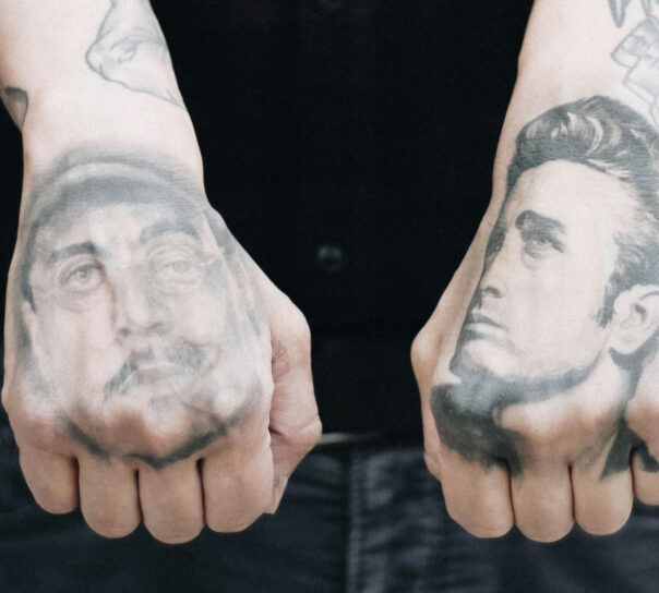 tatuaje realista en las manos