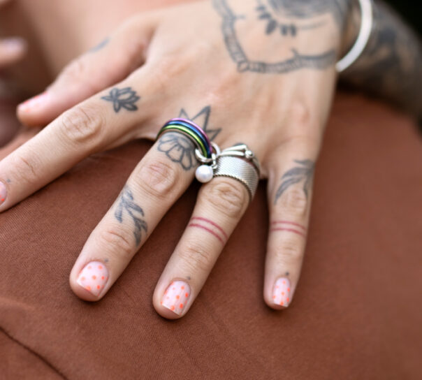eliminar tatuajes en los dedos