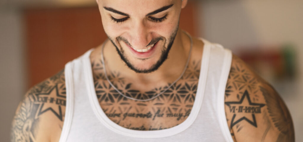 borrar tatuaje pecho y costillas