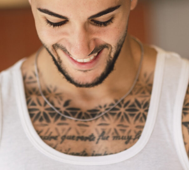 borrar tatuaje pecho y costillas
