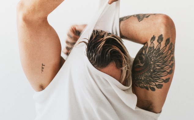 duele quitar tatuaje en las costillas